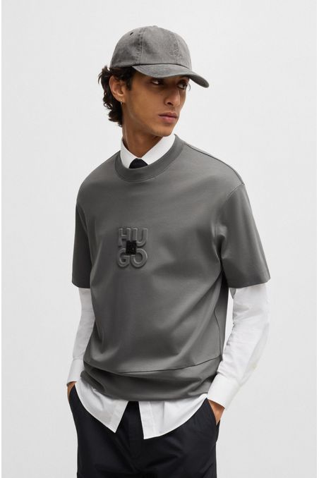 POLERA DE INTERLOCK DE ALGODÓN CON LOGOS APILADOS PLAYERA RELAXED FIT HOMBRE