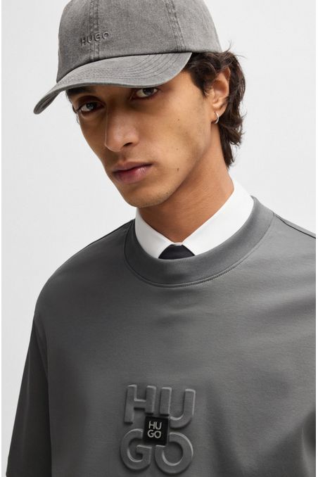POLERA DE INTERLOCK DE ALGODÓN CON LOGOS APILADOS PLAYERA RELAXED FIT HOMBRE