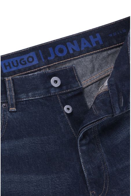 JEANS REGULAR FIT DE DENIM AZUL OSCURO LAVADO A LA PIEDRA JEANS REGULAR FIT HOMBRE