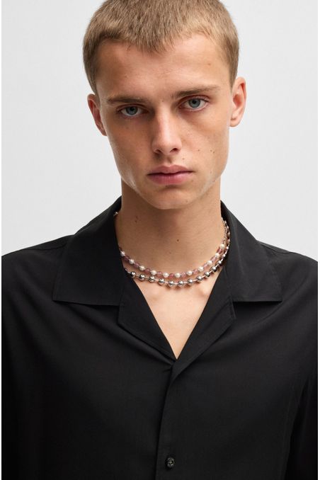 CAMISA OVERSIZE FIT CON LOGOS AHUMADOS ESTAMPADOS EN EL DOBLADILLO CAMISA OVERSIZE FIT HOMBRE