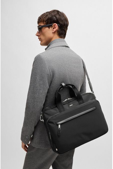 NECESER CON CIERRE DE HEBILLA Y DETALLES DE LA MARCA HOMBRE