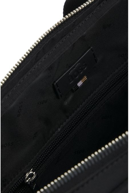 NECESER CON CIERRE DE HEBILLA Y DETALLES DE LA MARCA HOMBRE