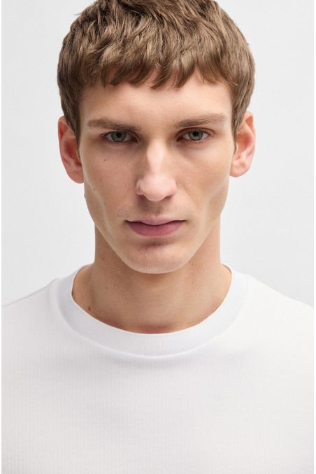 POLERA REGULAR FIT EN SIRSACA DE ALGODÓN PLAYERA REGULAR FIT HOMBRE