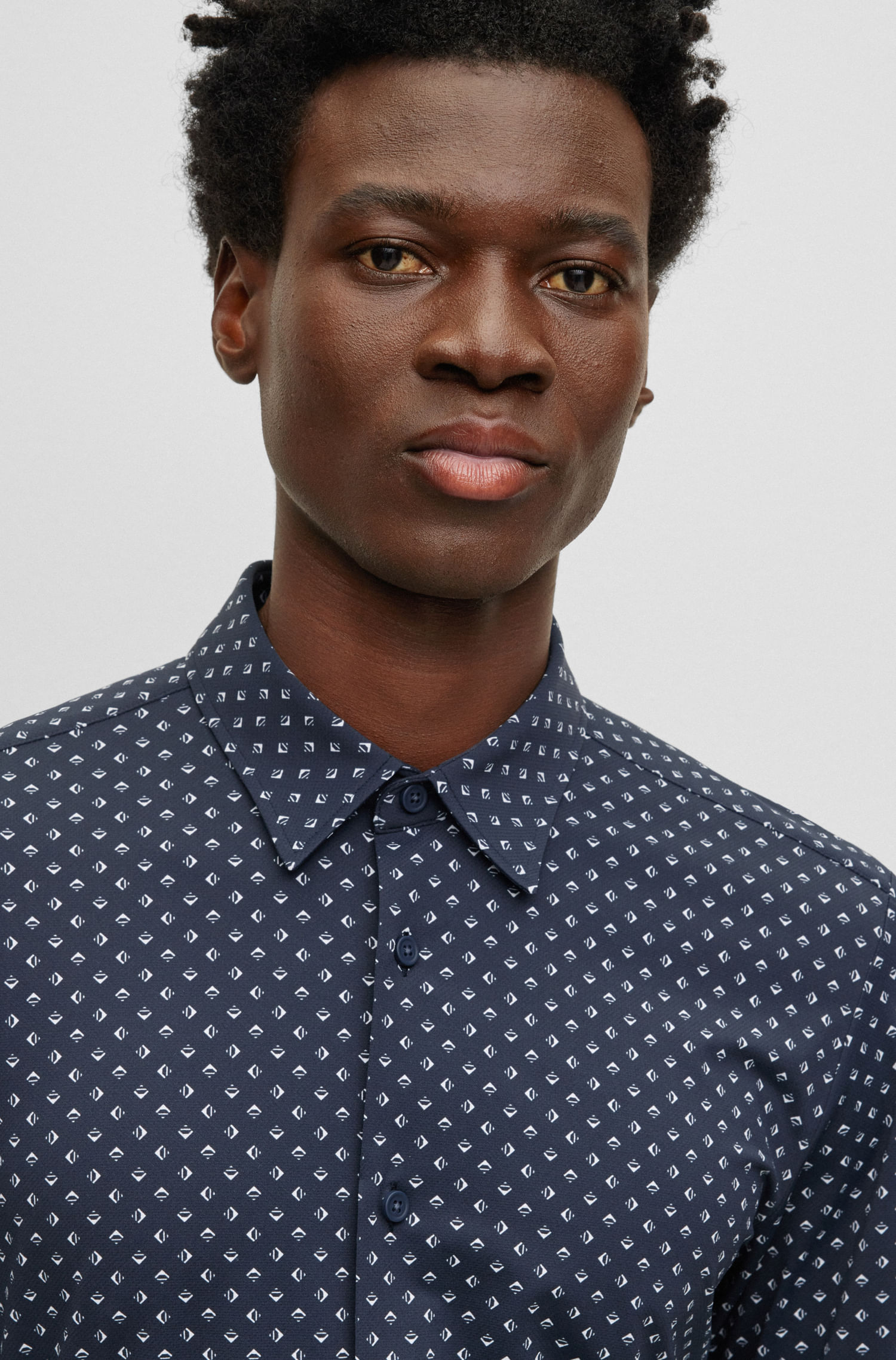 CAMISA SLIM FIT ESTAMPADA EN TEJIDO ELÁSTICO HOMBRE