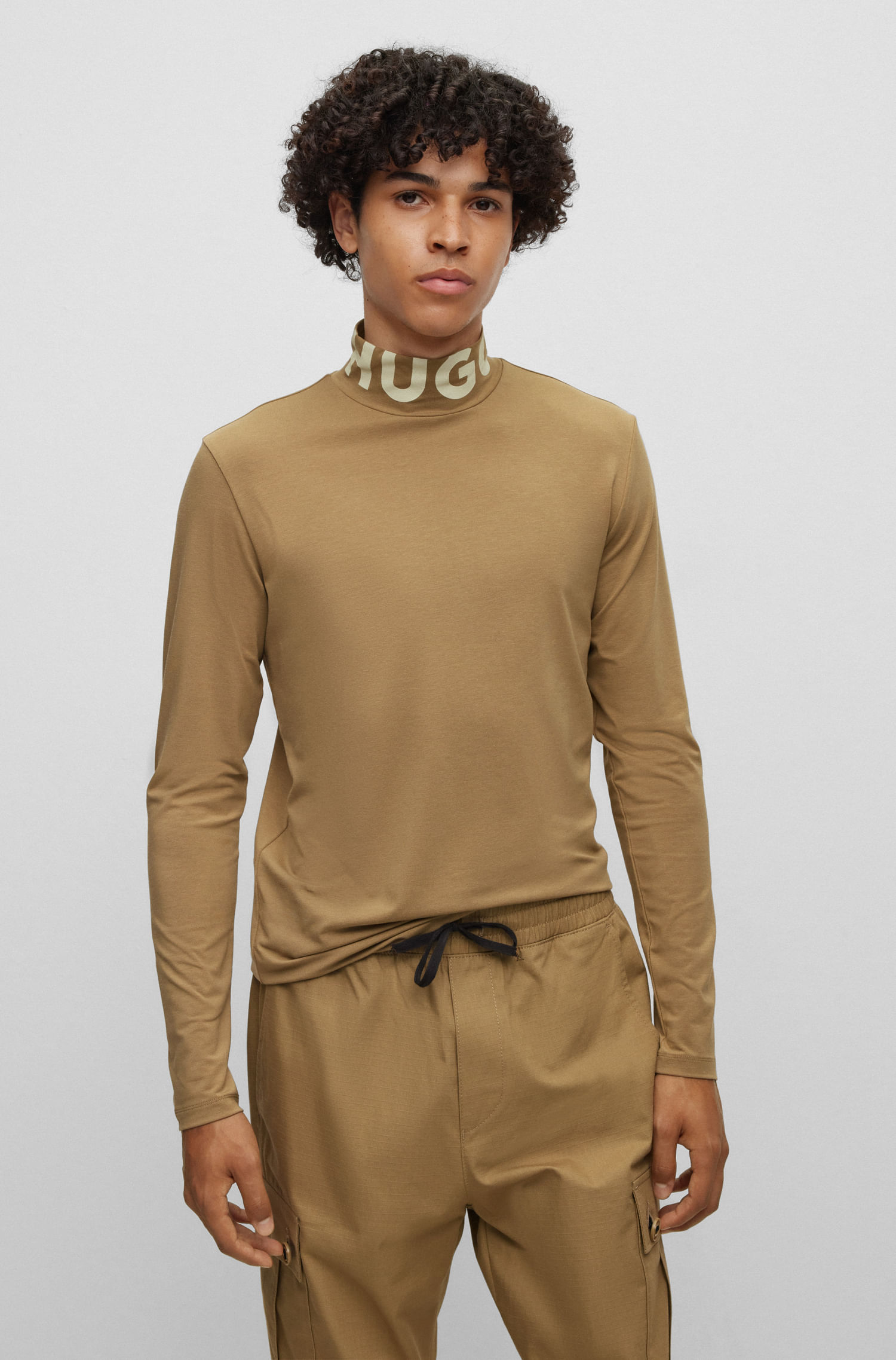 POLERA REGULAR FIT CON DETALLE DE LA MARCA HOMBRE