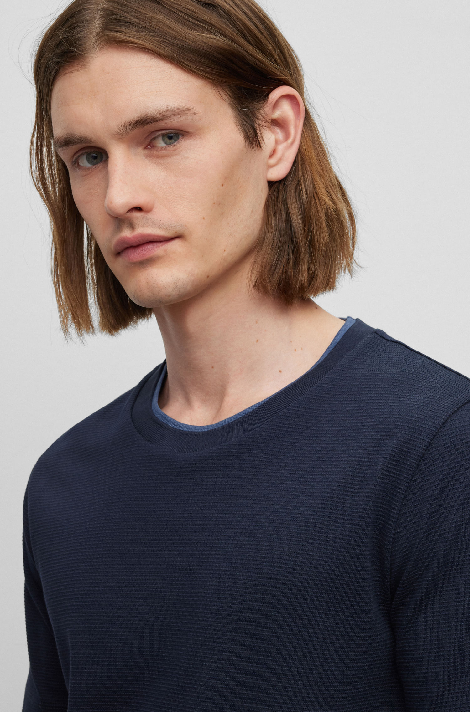 POLERA SLIM FIT DE ALGODÓN CON CUELLO DOBLE HOMBRE