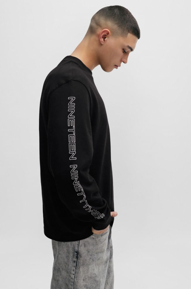 POLERA RELAXED FIT DE PUNTO DE ALGODÓN CON ESTAMPADOS INSPIRADOS EN LAS CARRERAS HOMBRE