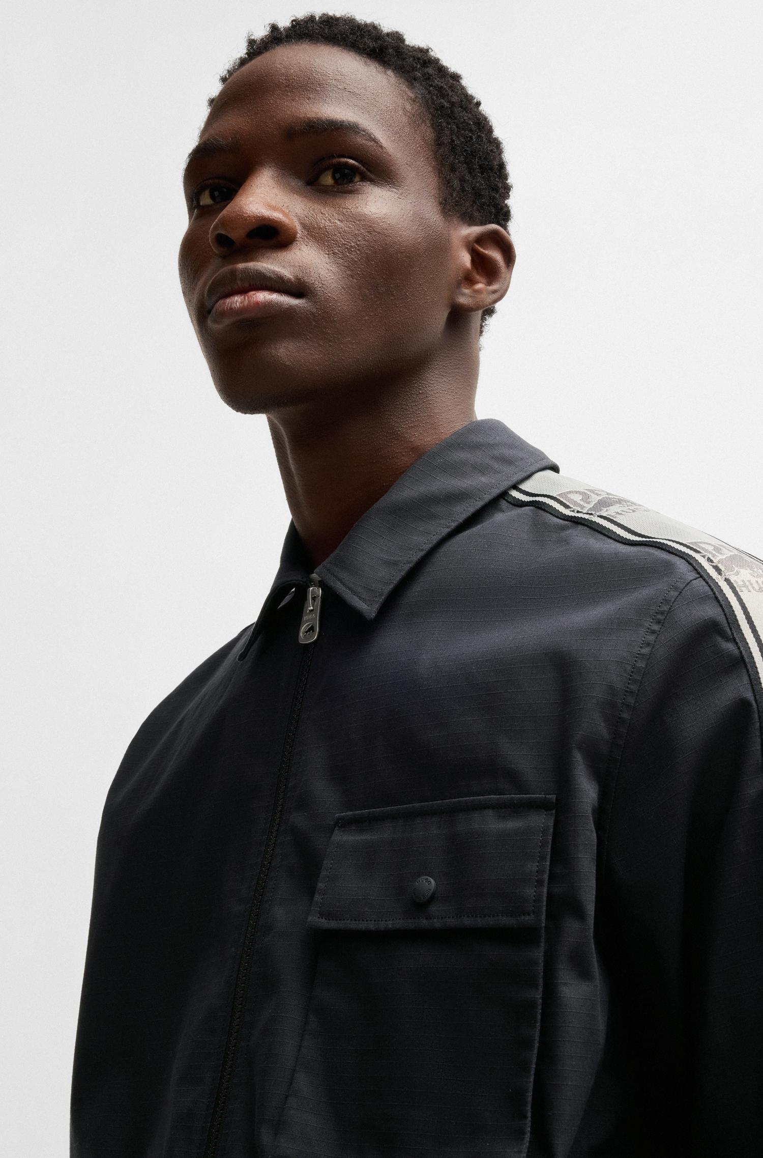 PARKA OVERSIZE FIT HUGO X RB CON DETALLE DE LA MARCA HOMBRE