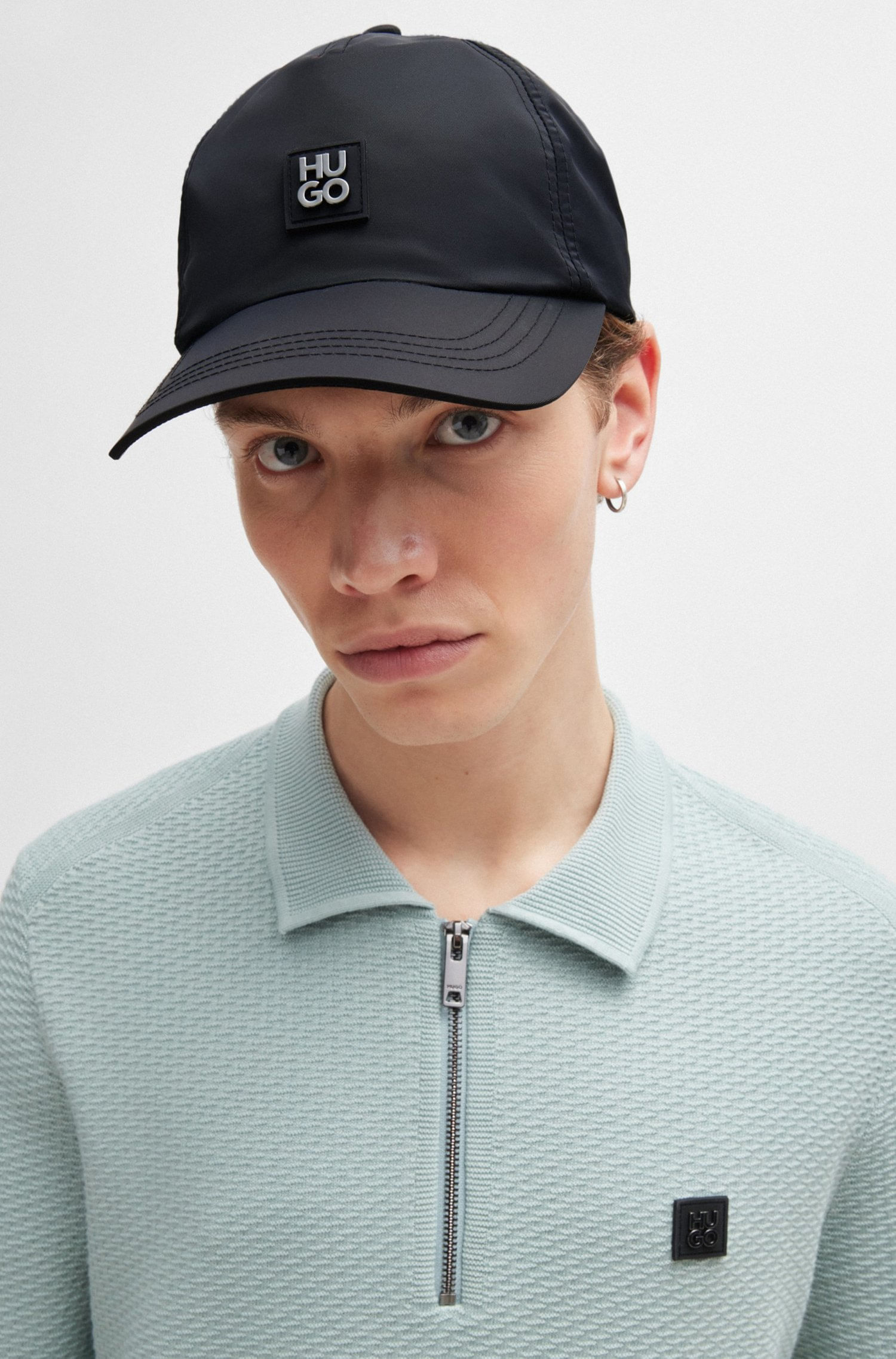 GORRA DE NYLON IMPERMEABLE CON INSIGNIA DE LOGO APILADO HOMBRE