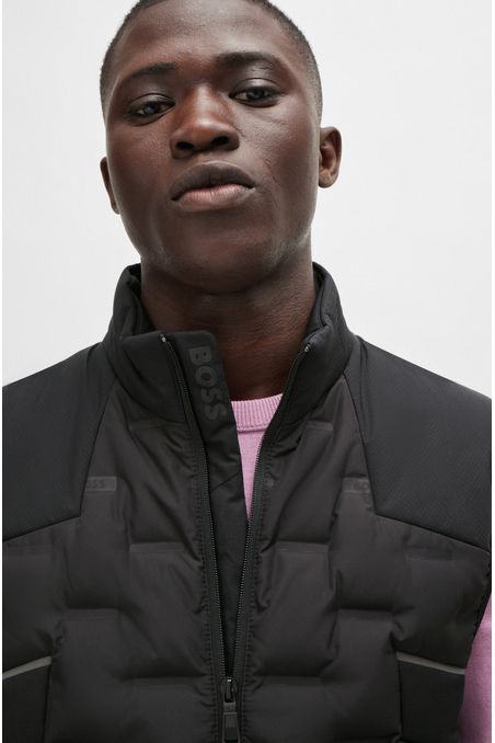 CHALECO REGULAR FIT REPELENTE AL AGUA CON DETALLES DE LA MARCA HOMBRE