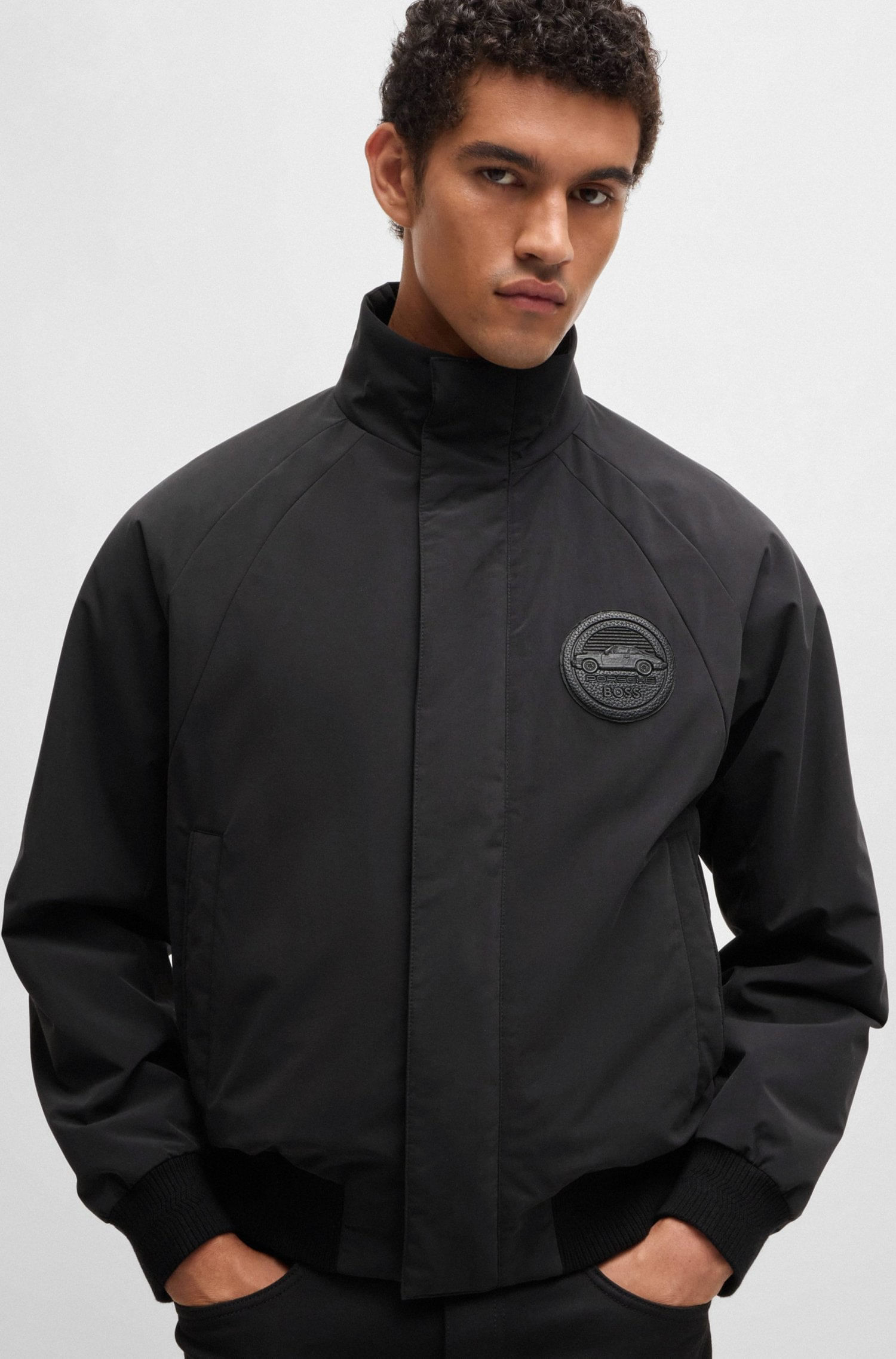 PARKA REGULAR FIT PORSCHE X BOSS REPELENTE AL AGUA CON DETALLE ESPECIAL DE LA MARCA HOMBRE