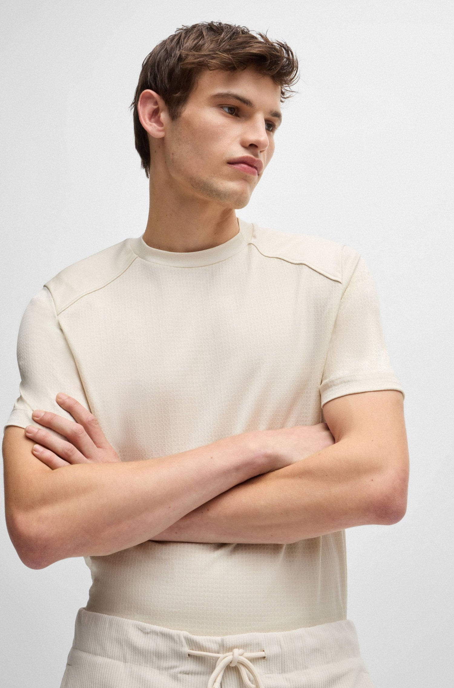 POLERA REGULAR FIT EN TEJIDO ANTIDESGARROS DE ALGODÓN CON RIBETES LISOS HOMBRE