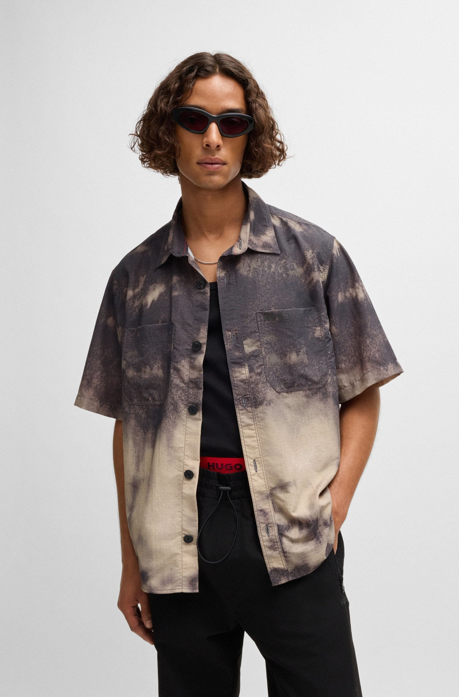 CAMISA OVERSIZE FIT CON ESTAMPADO DESTEÑIDO HOMBRE