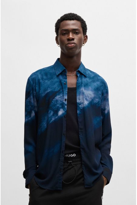 CAMISA SLIM FIT EN POPELÍN CON ESTAMPADO ABSTRACTO HOMBRE