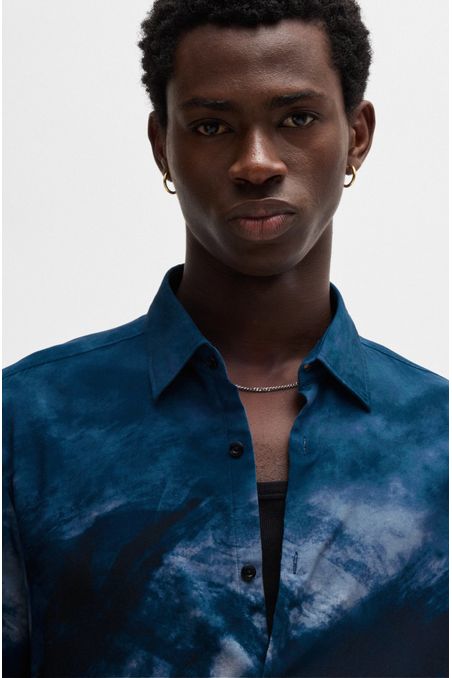 CAMISA SLIM FIT EN POPELÍN CON ESTAMPADO ABSTRACTO HOMBRE