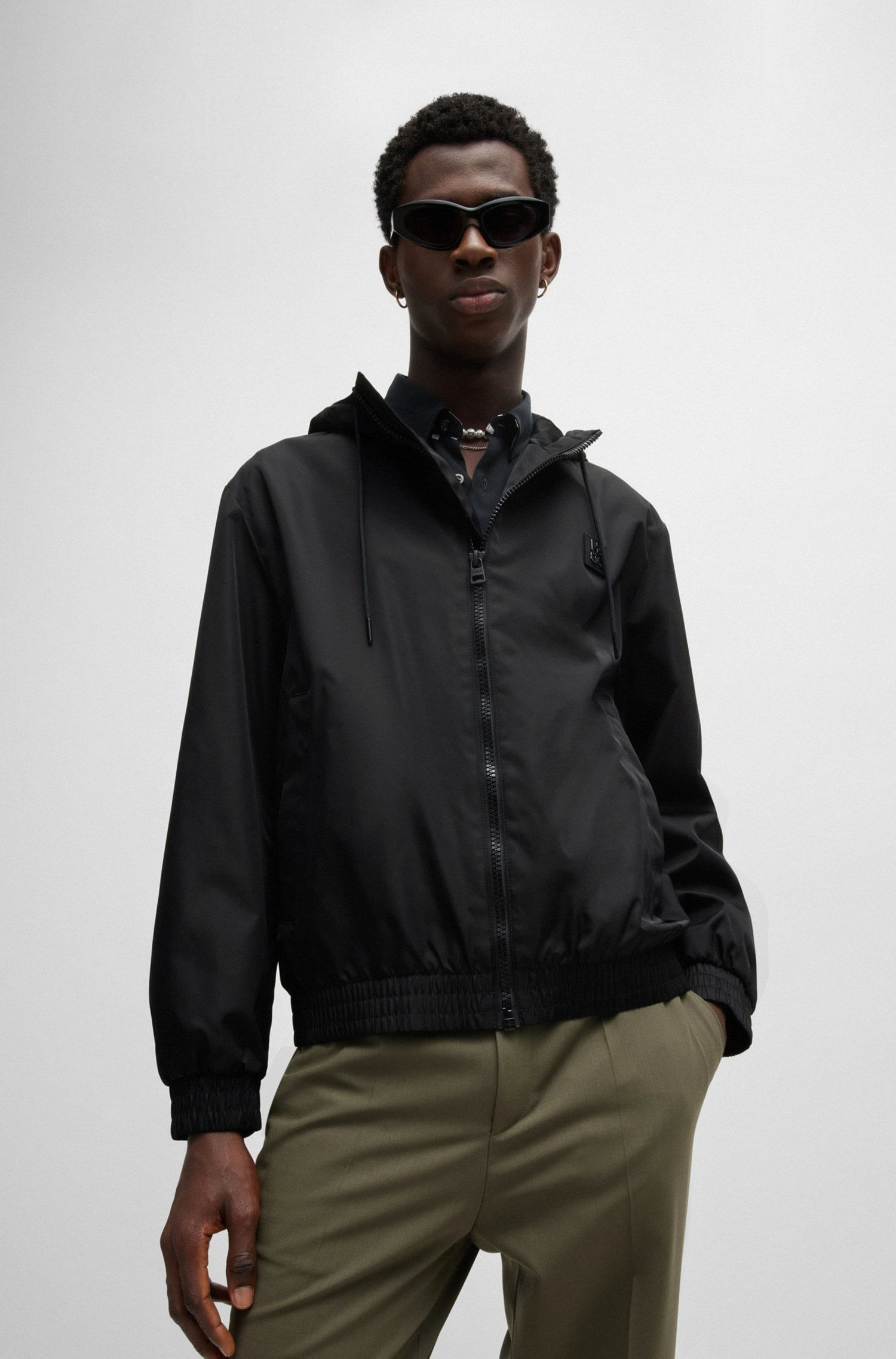 PARKA REGULAR FIT CON CAPUCHA REPELENTE AL AGUA CON RIBETE DE LOGO HOMBRE