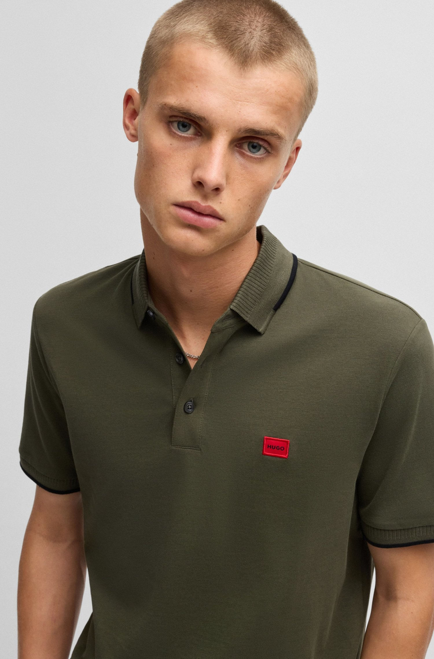 POLO SLIM FIT CON ETIQUETA CON LOGO ROJA HOMBRE