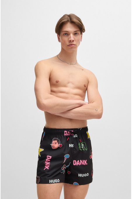 TRAJE DE BAÑO TIPO SHORTS CON DETALLE DE LOGO Y ESTAMPADO HOMBRE