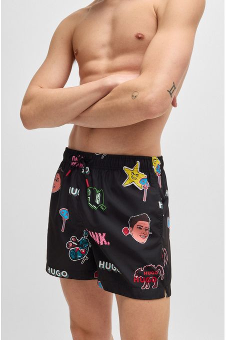 TRAJE DE BAÑO TIPO SHORTS CON DETALLE DE LOGO Y ESTAMPADO HOMBRE