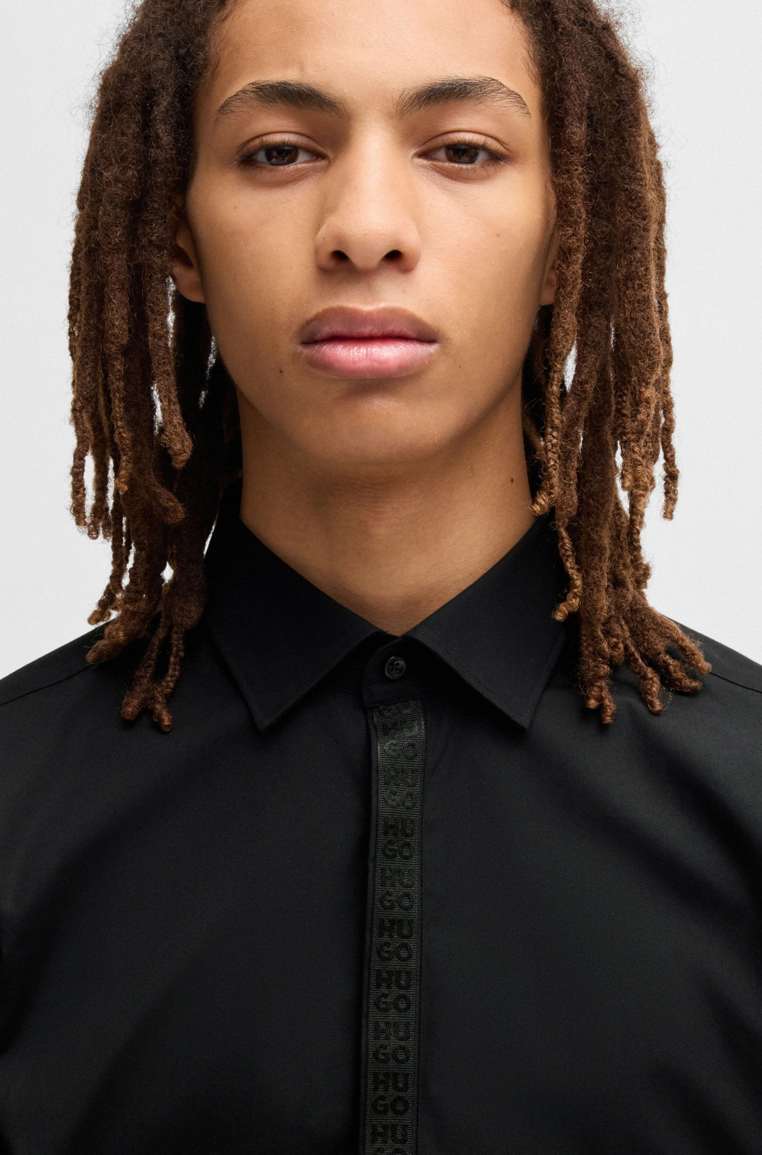 CAMISA SLIM FIT EN POPELÍN DE ALGODÓN CON TAPETA EN CONTRASTE CAMISA SLIM FIT HOMBRE