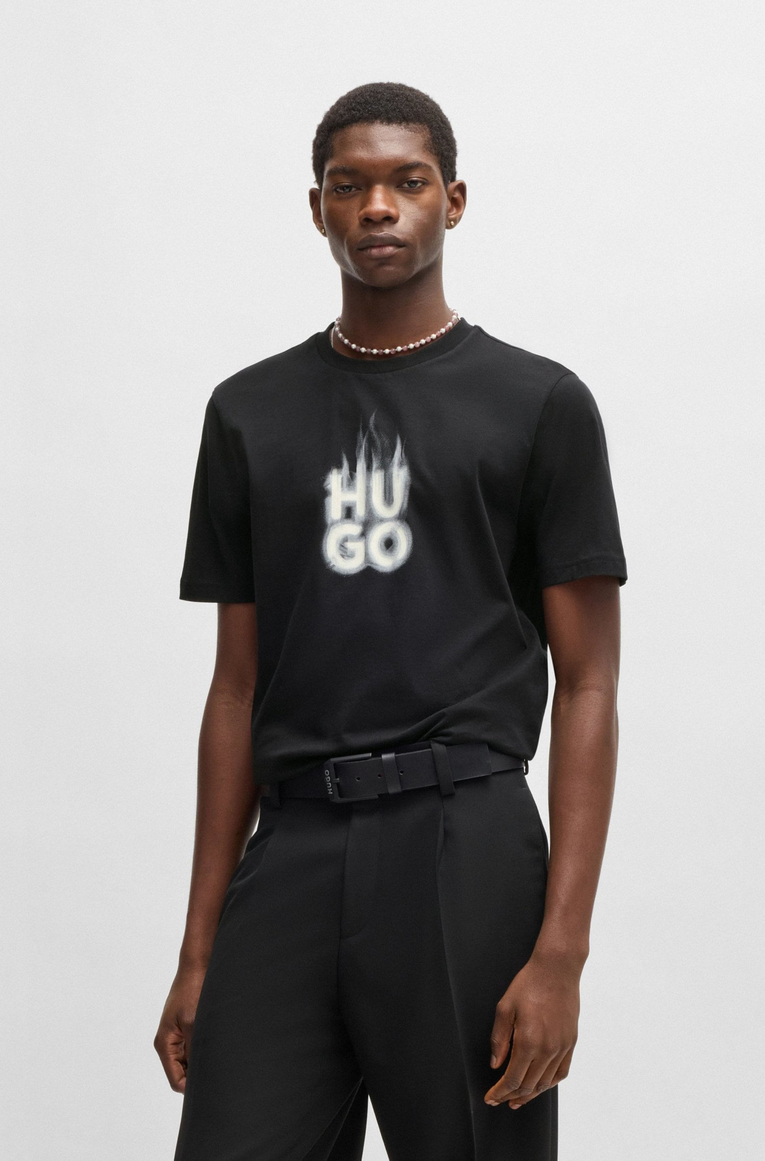 POLERA DE PUNTO DE ALGODÓN CON LOGO AHUMADO APILADO PLAYERA REGULAR FIT HOMBRE