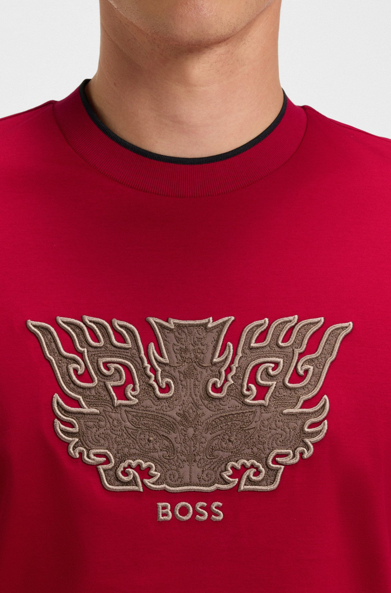 POLERA CON UN TAOTIE BORDADO BOSS X CREATION OF THE GODS REGULAR FIT HOMBRE