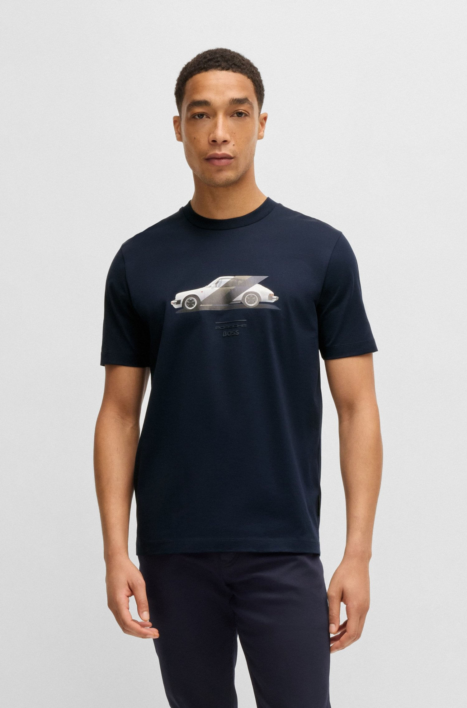 POLERA PORSCHE X BOSS DE ALGODÓN MERCERIZADO CON DETALLE DE LA COLABORACIÓN PLAYERA REGULAR FIT HOMBRE