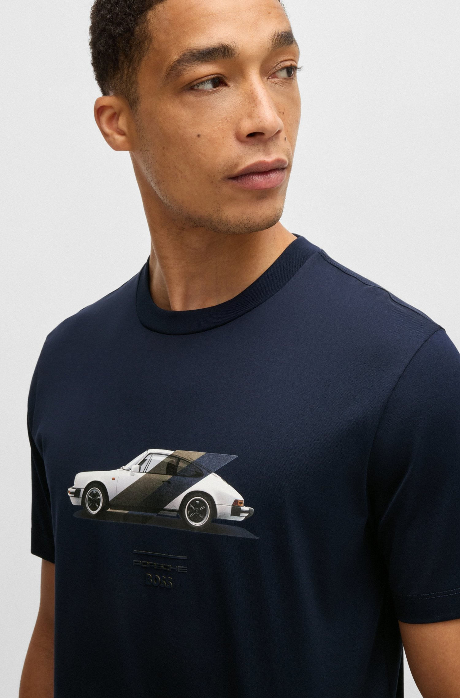 POLERA PORSCHE X BOSS DE ALGODÓN MERCERIZADO CON DETALLE DE LA COLABORACIÓN PLAYERA REGULAR FIT HOMBRE