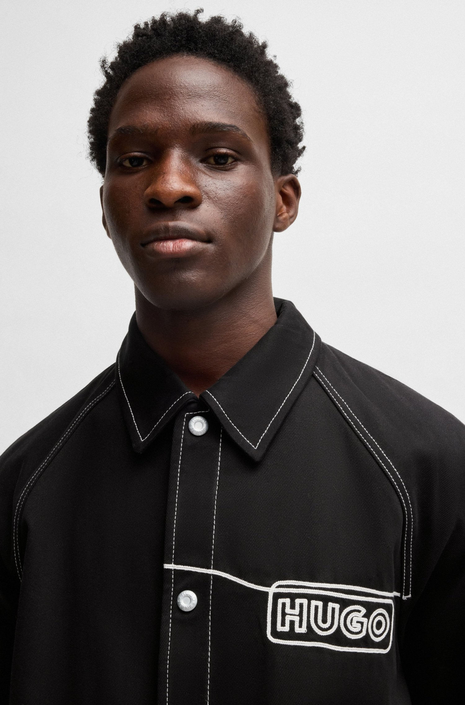 CHAQUETA DE SARGA DE ALGODÓN CON LOGO DE PUNTO DE CADENETA CHAMARRA REGULAR FIT HOMBRE