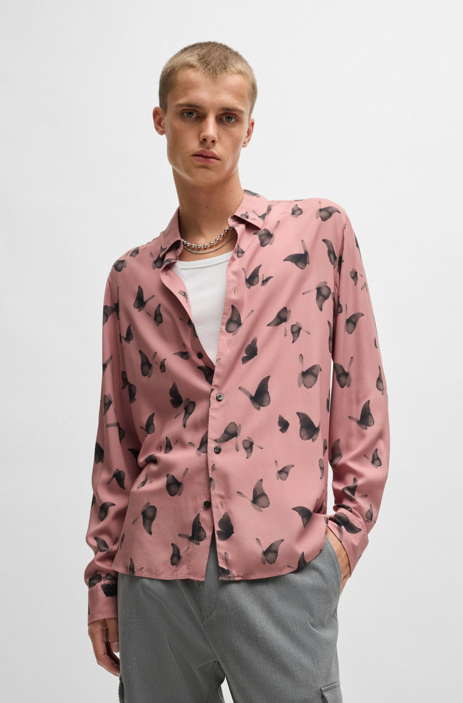 CAMISA RELAXED FIT EN POPELÍN CON ESTAMPADO DE TEMPORADA CAMISA RELAXED FIT HOMBRE