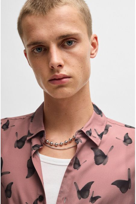 CAMISA RELAXED FIT EN POPELÍN CON ESTAMPADO DE TEMPORADA CAMISA RELAXED FIT HOMBRE