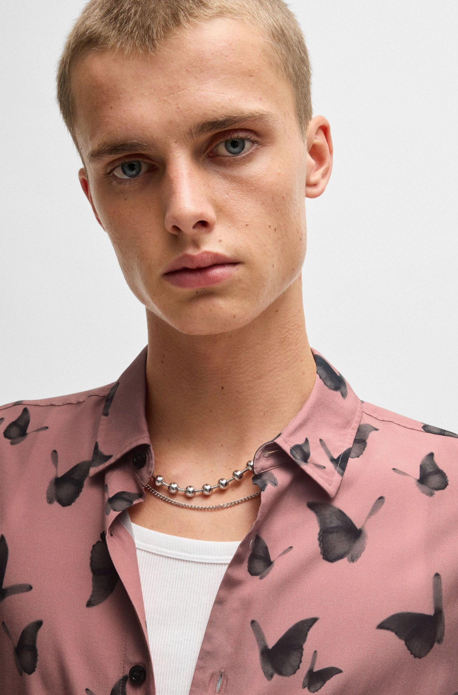 CAMISA RELAXED FIT EN POPELÍN CON ESTAMPADO DE TEMPORADA CAMISA RELAXED FIT HOMBRE