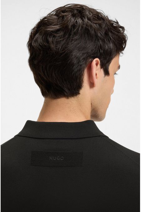 POLERA SLIM FIT DE PUNTO CON LOGO EN LA ESPALDA SUETÉR SLIM FIT HOMBRE