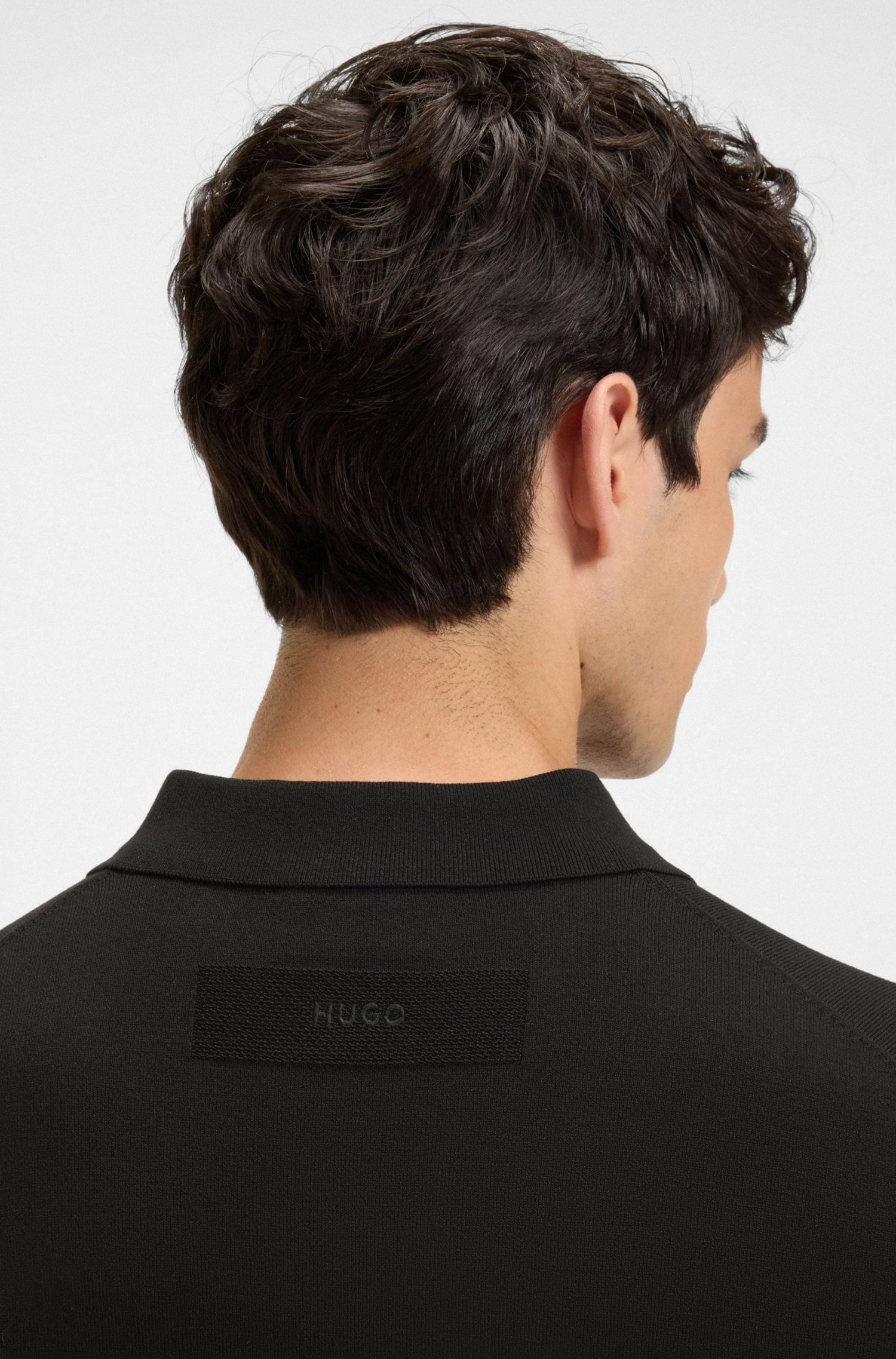 POLERA SLIM FIT DE PUNTO CON LOGO EN LA ESPALDA SUETÉR SLIM FIT HOMBRE