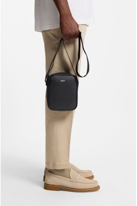 BOLSO MENSAJERO CON BOLSILLO DELANTERO ESTAMPADO CON MONOGRAMA CANGURERA HOMBRE