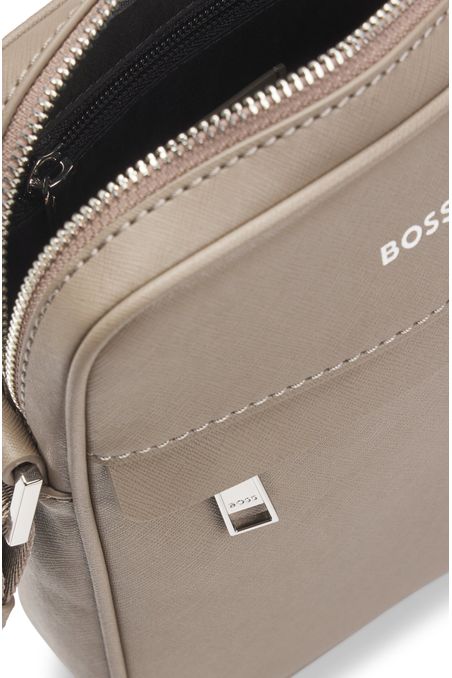 BOLSO MENSAJERO CON RAYA DE LA MARCA Y DETALLE DE LOGO CANGURERA HOMBRE