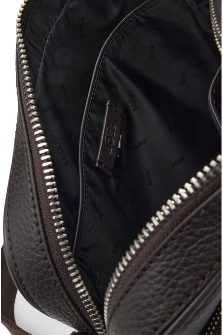 BOLSO MENSAJERO SOBRE EN PIEL ITALIANA GRANULADA CON LOGO GRABADO CANGURERA HOMBRE