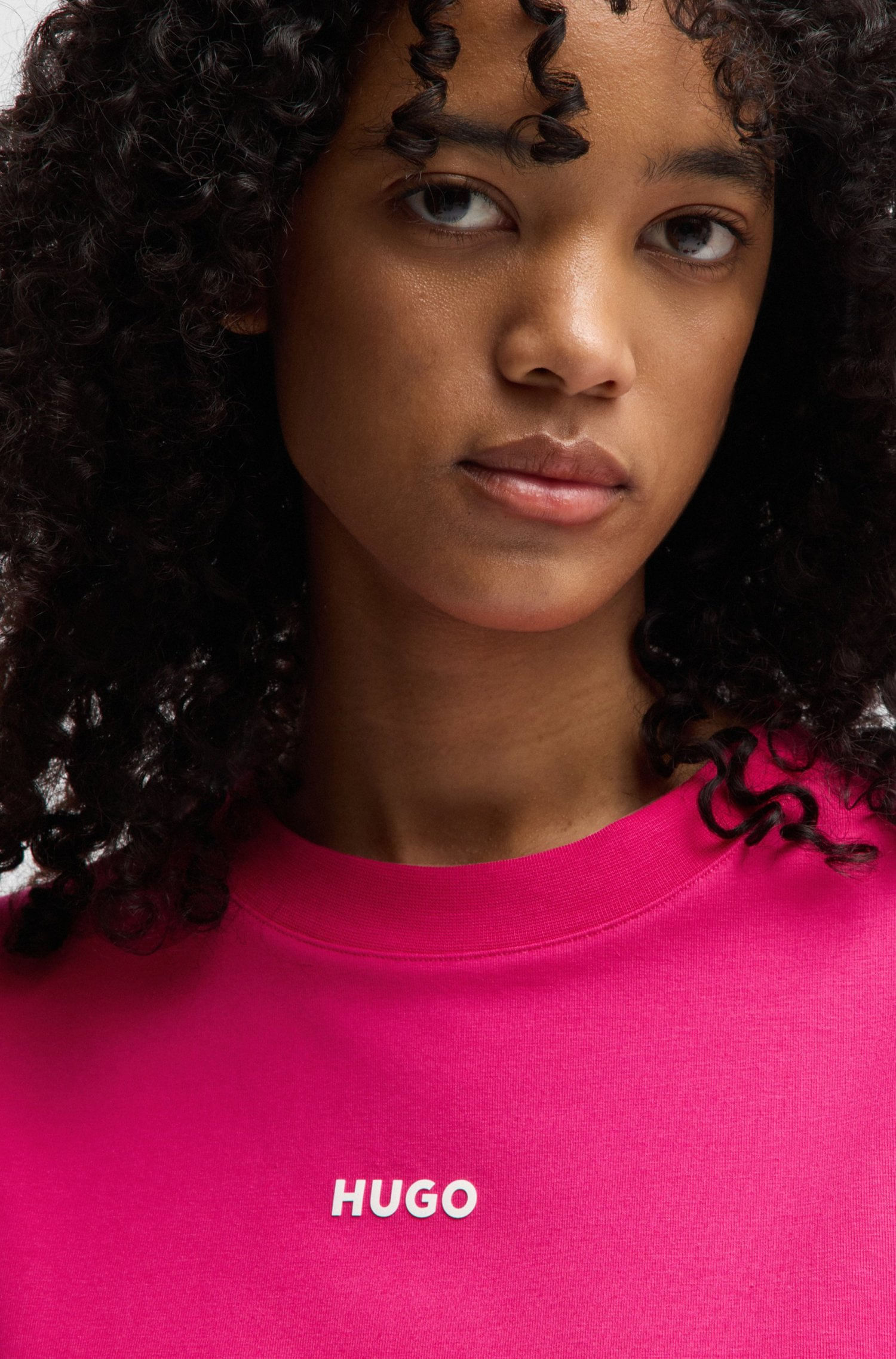 CAMISETA RELAXED FIT DE PUNTO SUAVE CON LOGOTIPO EN CONTRASTE TOP RELAXED FIT MUJER