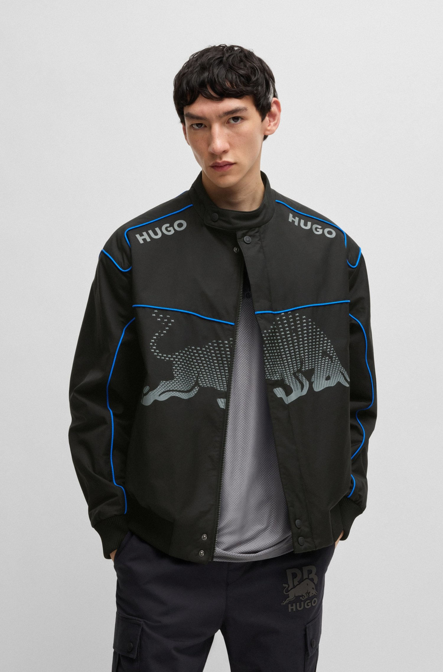 CAZADORA REPELENTE AL AGUA HUGO X RB CON GRÁFICO DE TORO DEGRADADO CHAMARRA REGULAR FIT HOMBRE