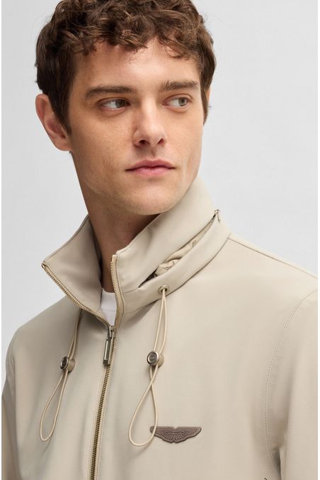 CHAQUETA BOSS X ASTON MARTIN REPELENTE AL AGUA CON DETALLES CORTADOS A LÁSER CHAMARRA REGULAR FIT HOMBRE