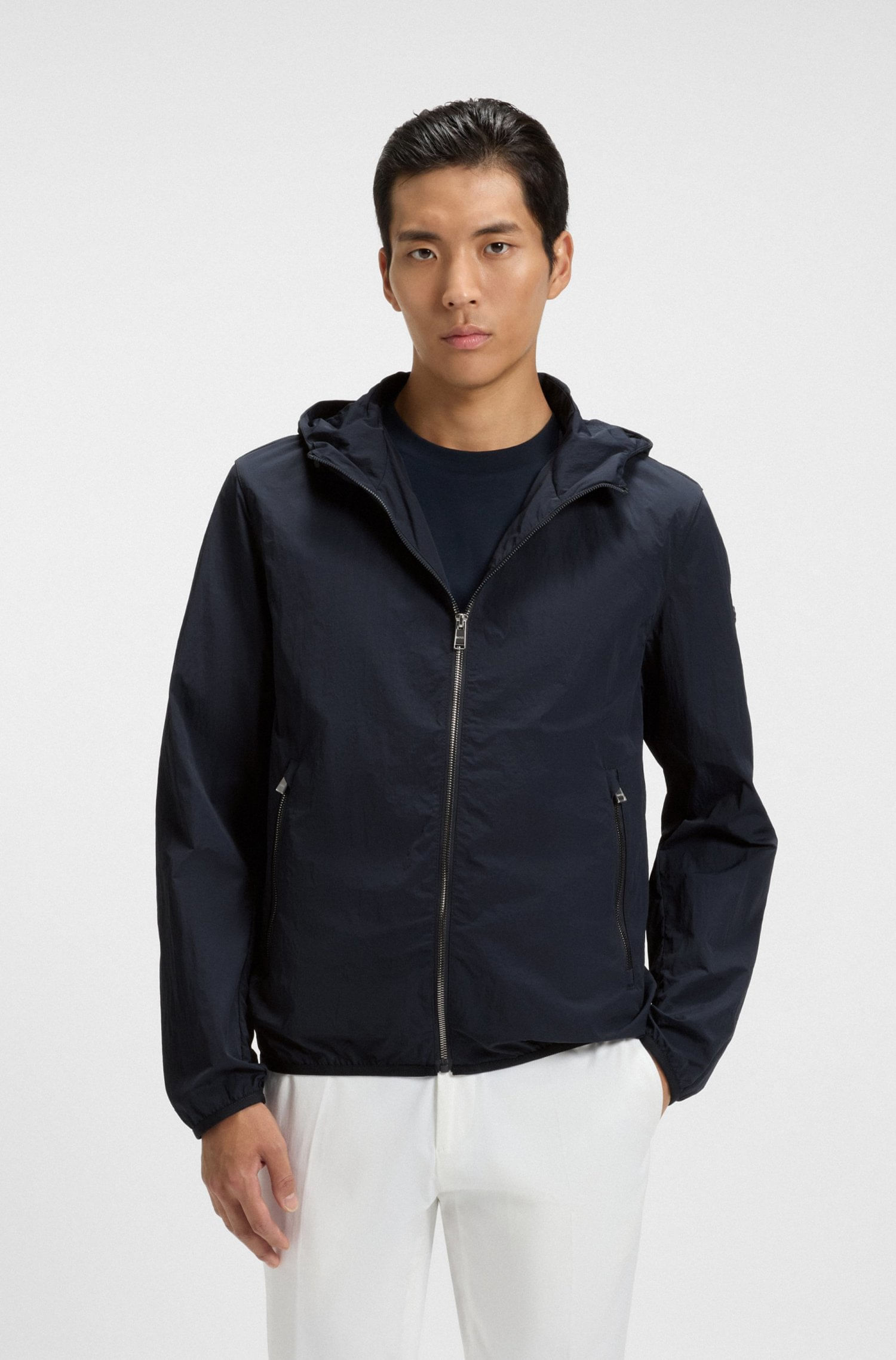 CHAQUETA REPELENTE AL AGUA EN TEJIDO ARRUGADO CON CAPUCHA AJUSTABLE CHAMARRA REGULAR FIT HOMBRE