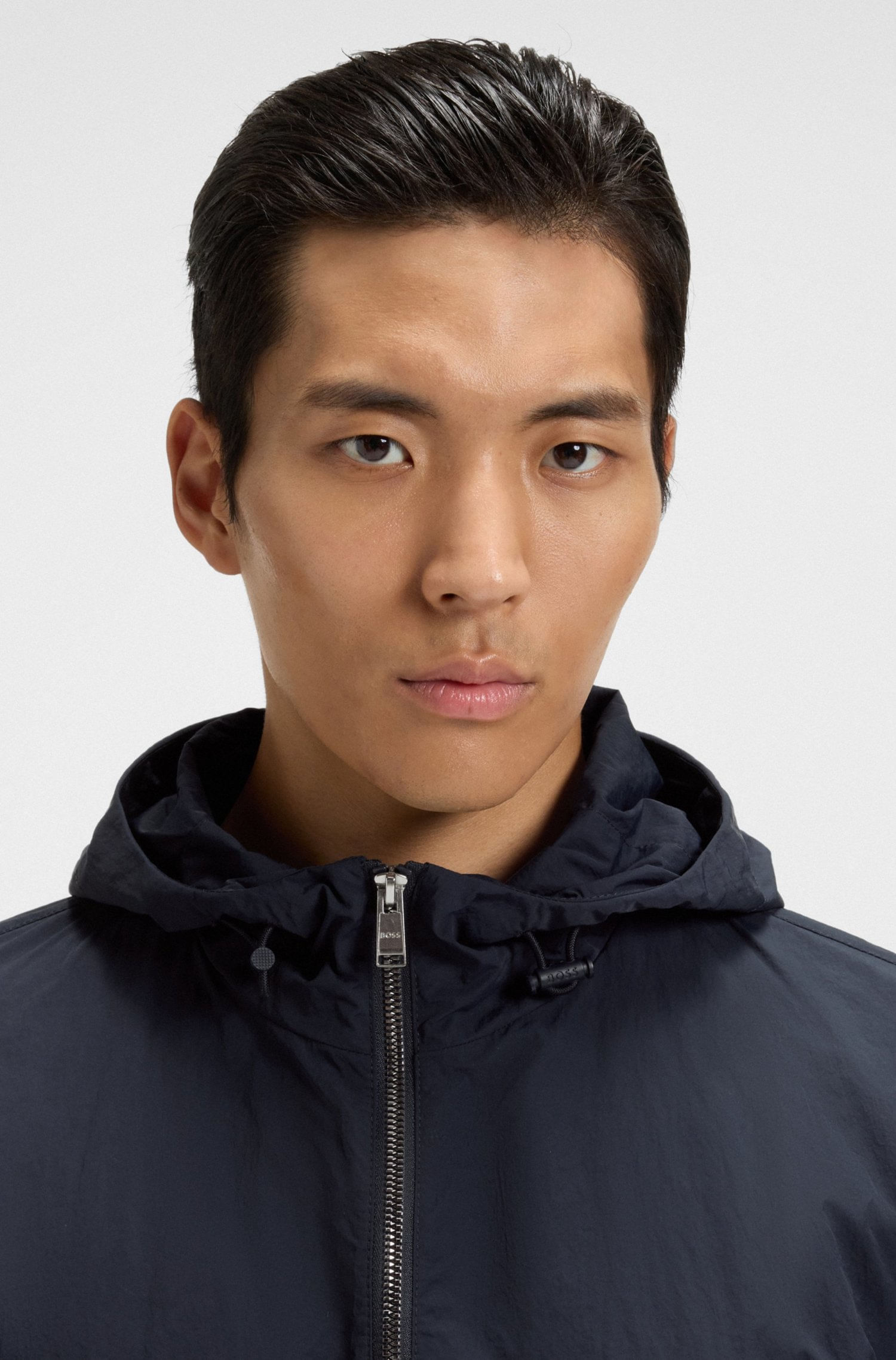 CHAQUETA REPELENTE AL AGUA EN TEJIDO ARRUGADO CON CAPUCHA AJUSTABLE CHAMARRA REGULAR FIT HOMBRE