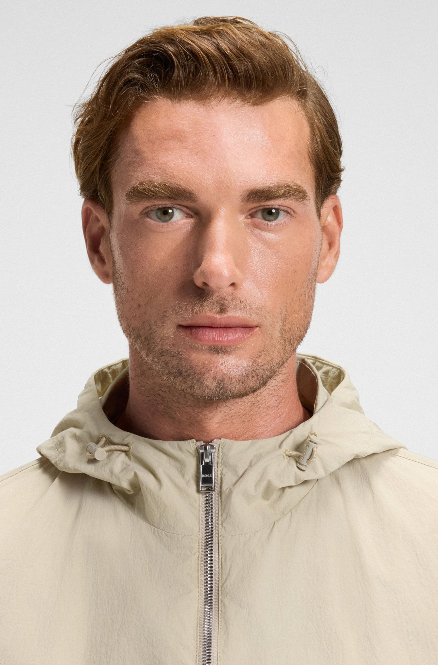 CHAQUETA REPELENTE AL AGUA EN TEJIDO ARRUGADO CON CAPUCHA AJUSTABLE CHAMARRA REGULAR FIT HOMBRE