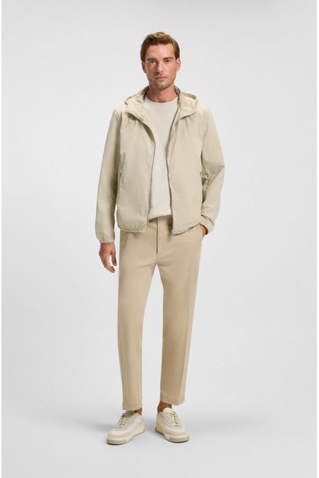 CHAQUETA REPELENTE AL AGUA EN TEJIDO ARRUGADO CON CAPUCHA AJUSTABLE CHAMARRA REGULAR FIT HOMBRE