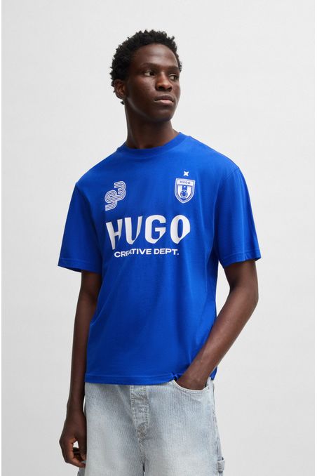 POLERA DE PUNTO DE ALGODÓN CON ESTAMPADOS INSPIRADOS EN EL FÚTBOL PLAYERA REGULAR FIT HOMBRE