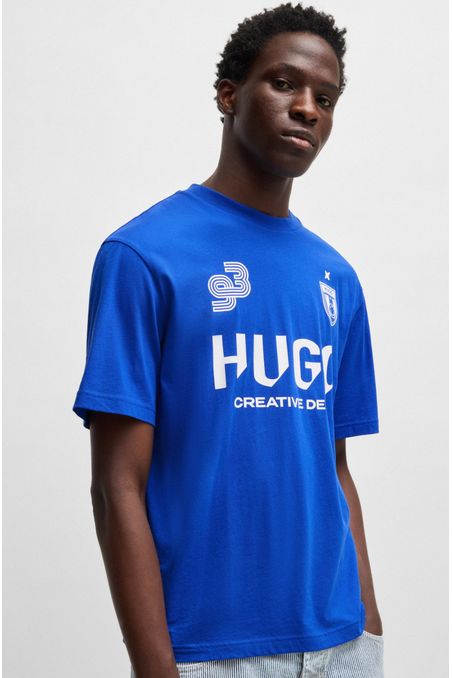 POLERA DE PUNTO DE ALGODÓN CON ESTAMPADOS INSPIRADOS EN EL FÚTBOL PLAYERA REGULAR FIT HOMBRE