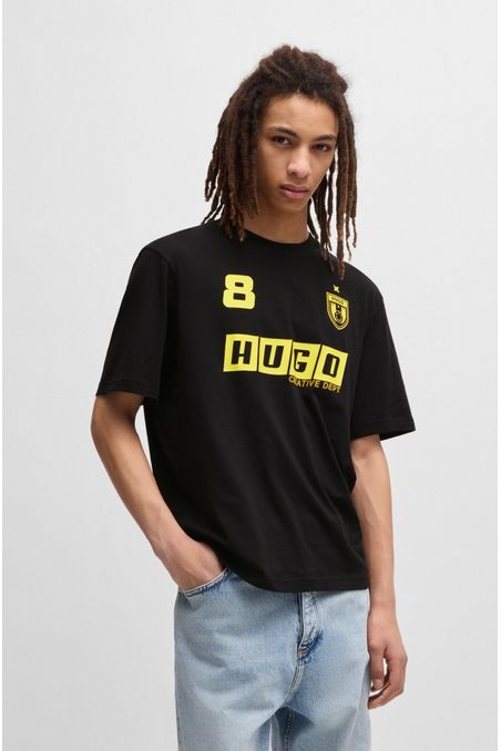 POLERA DE PUNTO DE ALGODÓN CON ESTAMPADOS INSPIRADOS EN EL FÚTBOL PLAYERA REGULAR FIT HOMBRE