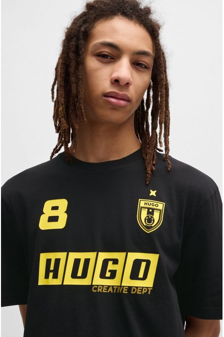 POLERA DE PUNTO DE ALGODÓN CON ESTAMPADOS INSPIRADOS EN EL FÚTBOL PLAYERA REGULAR FIT HOMBRE
