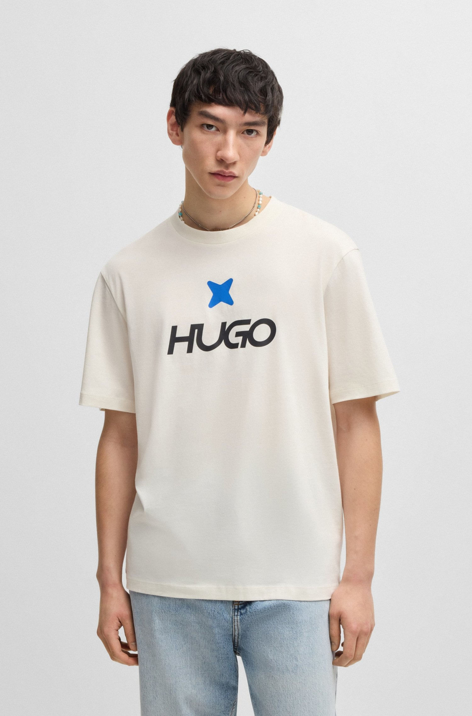 POLERA DE PUNTO DE ALGODÓN CON ILUSTRACIÓN DE LOGO PLAYERA REGULAR FIT HOMBRE