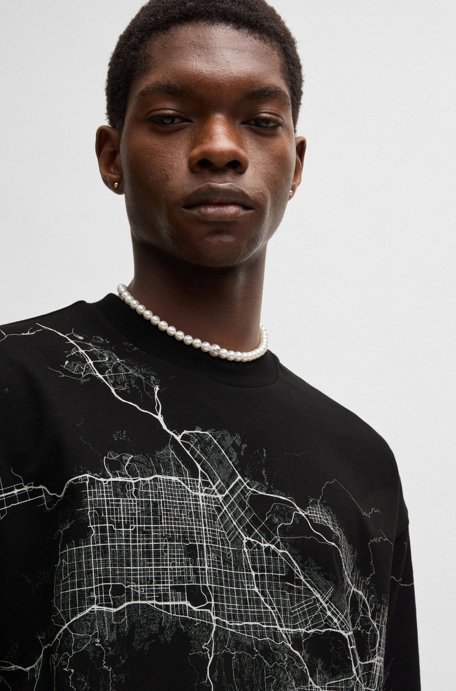 POLERA DE PUNTO DE ALGODÓN CON ILUSTRACIÓN QUE BRILLA EN LA OSCURIDAD PLAYERA OVERSIZE FIT HOMBRE